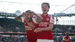 Arsenal's Guimaraes Steps In As Hincapie Suffers Injury
